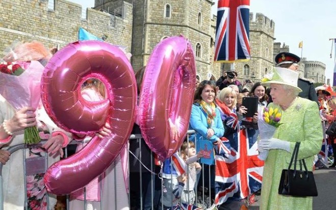 Năm nay,  Nữ hoàng Anh Elizabeth II bước sang tuổi 90 với 64 năm tại vị trên ngai vàng. Tài sản của bà được chia thành hai loại, thuộc sở hữu cá nhân và tài sản thuộc về người trị vì vương quốc - chủ yếu là công ty bất động sản Hoàng gia Anh Crown Estate và khu đất Duchy of Lancaster, dù nữ hoàng không được bán các tài sản này. Ảnh: Reuters